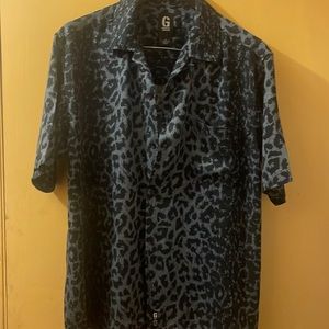 Guess black grey animal print button down shirt sleeve shirt med
